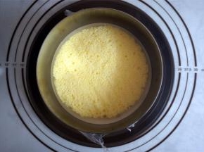 再放入第二片蛋糕片。