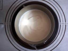 倒入三分之一的慕斯液，震荡一下。