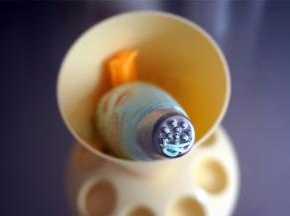 100克淡奶油加入10克木糖醇，打至硬性发泡，装入裱花袋，花嘴用小草花嘴。