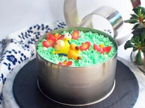 放上足球小子糖人，还有海棠花，装饰完毕。