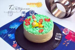 用电吹风吹着慕斯圈表面约5分钟左右，往上抬起慕斯圈即可脱模。