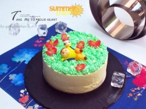 用电吹风吹着慕斯圈表面约5分钟左右，往上抬起慕斯圈即可脱模。