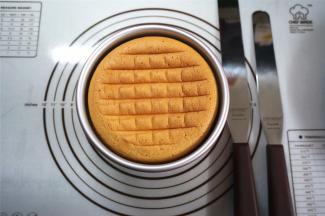 戚风蛋糕的食材如下：低筋粉50克、鸡蛋3个、细砂糖46克、纯牛奶20克、玉米油33克、盐1克、柠檬汁2克。制作方法见小贴士。