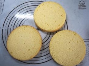 将烤好的蛋糕平均分成3片。