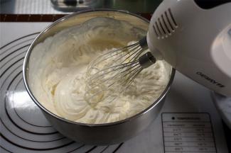 400克淡奶油加入40克细砂糖打发至硬性发泡。