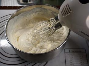 400克淡奶油加入40克细砂糖打发至硬性发泡。