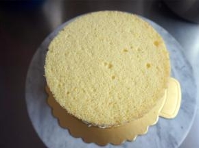 放入第二片蛋糕片。