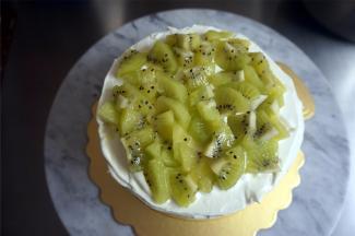 同样是先抹奶油再放上水果，然后再填上淡奶油，抹平整表面。