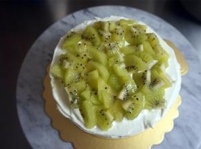 同样是先抹奶油再放上水果，然后再填上淡奶油，抹平整表面。