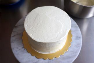 放上第三片蛋糕，然后整体抹上淡奶油，四周和表面都要抹平整。