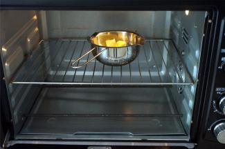 烤箱上下火180度预热，将黄油放入预热的烤箱中，融化黄油。