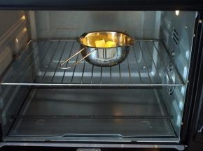 烤箱上下火180度预热，将黄油放入预热的烤箱中，融化黄油。