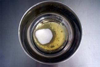 将细砂糖、蜂蜜加入到2个蛋白中，搅打至糖融化。