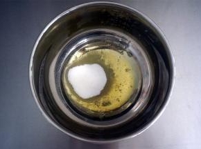 将细砂糖、蜂蜜加入到2个蛋白中，搅打至糖融化。