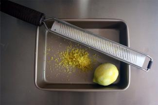 柠檬洗净后取皮屑，加入到蛋白糊中，拌均匀。