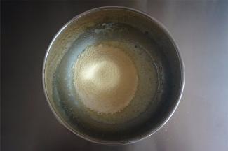 筛入低筋粉和杏仁粉，拌均匀。