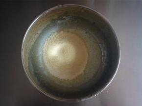 筛入低筋粉和杏仁粉，拌均匀。