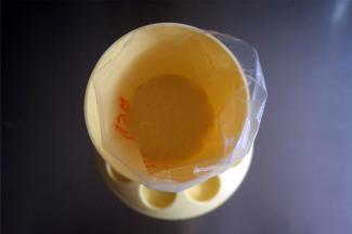 将面糊装入裱花袋。可以立即烘焙，也可以放冰箱冷藏着，吃的时候再取出烘焙。