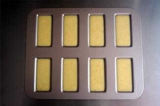 将面糊挤入费南雪8连模中，震荡一下气泡。