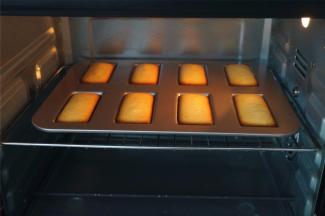 放入预热好的烤箱中层，180度上下火，烤15分钟即可。