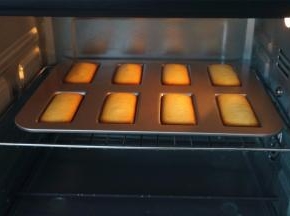 放入预热好的烤箱中层，180度上下火，烤15分钟即可。