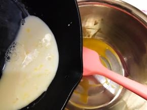 吉利丁片融化后趁热加入蛋黄里，一边倒一边要不停的搅拌，以免烫熟蛋黄