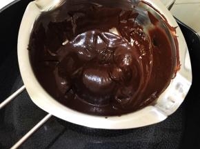 黑巧克力隔热水融化