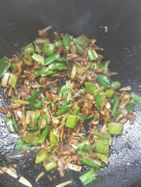 翻炒均匀，加少许白糖调味，关火。