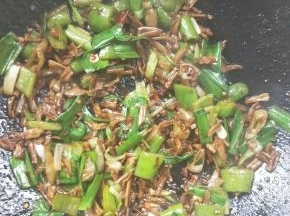 翻炒均匀，加少许白糖调味，关火。