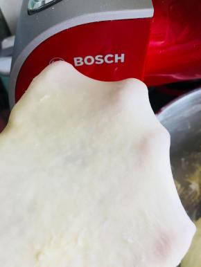 面团揉光滑后，加入黄油揉出手膜，面团温度25度，发酵30分钟