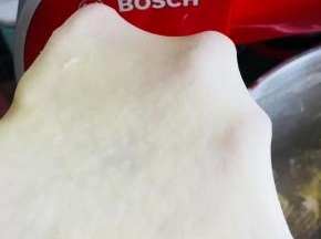 面团揉光滑后，加入黄油揉出手膜，面团温度25度，发酵30分钟