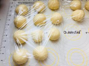 排气，分割面团，大概65克左右，配方中的量，可以做15个，盖上保鲜膜，松弛10分钟