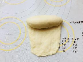 从上往下卷，边卷边将两头往里收，边卷边压一下