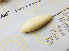 卷成橄榄型，收口留在底部。放在发酵布上，发酵一个小时