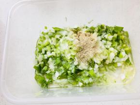 发酵的时间做青葱料，将青葱切碎与其他材料混合即可，这个量可以涂9个面包，量不是很大那种，配方面团可以做15个面包，都做青葱的翻倍哦