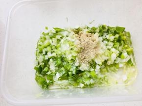 发酵的时间做青葱料，将青葱切碎与其他材料混合即可，这个量可以涂9个面包，量不是很大那种，配方面团可以做15个面包，都做青葱的翻倍哦