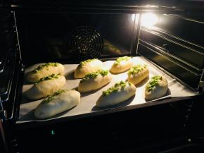 烤箱上火210，下火190，烤制12到15分钟，具体情况根据自己烤箱酌情调节，观察上色