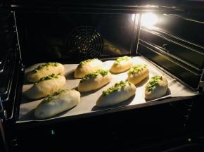 烤箱上火210，下火190，烤制12到15分钟，具体情况根据自己烤箱酌情调节，观察上色