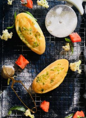 出炉摊凉，密封保存。