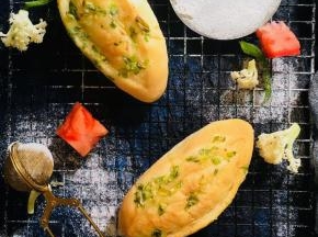 出炉摊凉，密封保存。