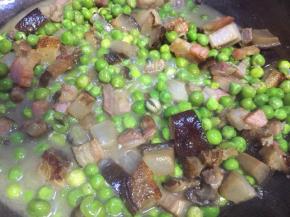 汤汁烧干还有两层时