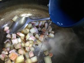 为了腊肉更好的出油，加入300ml左右的清水