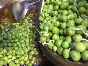 再将青豆倒入锅里