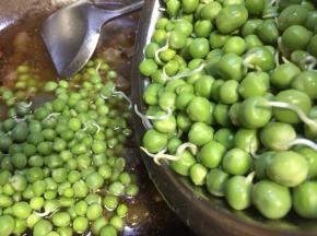 再将青豆倒入锅里