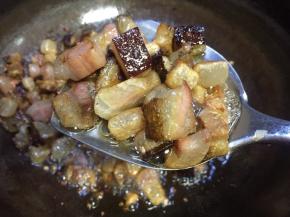 水烧干腊肉变透明黄色