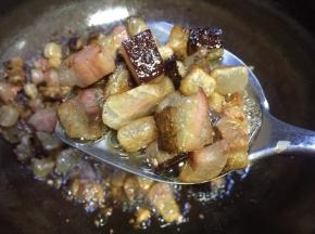 水烧干腊肉变透明黄色