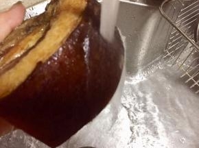 腊肉用热水清洗，肉皮用刀刮去表面一层碳化物