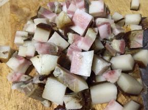 腊肉切合适大小的丁