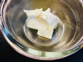首先，我是分两次制作冻芝士糊的。一个模具正好用一半材料。是15块。奶油奶酪隔热水软化。