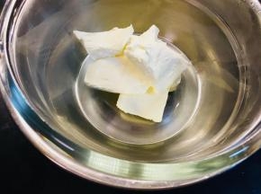 首先，我是分两次制作冻芝士糊的。一个模具正好用一半材料。是15块。奶油奶酪隔热水软化。